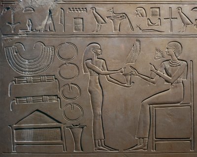 Dettaglio del rilievo con servo che mostra gioielli alla regina, dal Sarcofago della Regina Kawit, Tempio di Mentuhotep II, Deir el Bahari, Egitto da Egyptian 11th Dynasty
