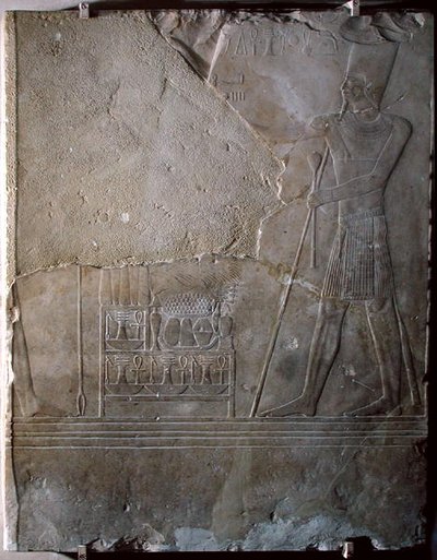 Rilievo raffigurante Mentuhotep III (c.2004-c.1992 a.C.) che dedica offerte, Medio Regno, c.1982-1970 a.C. da Egyptian 11th Dynasty