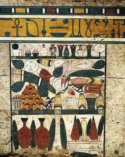 Pannello di legno intonacato e dipinto con mucchio di offerte funerarie, dal sarcofago di Ibi da Egyptian 17th Dynasty