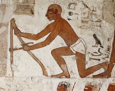 Un artigiano che prende misure per la costruzione di un muro, dettaglio dell