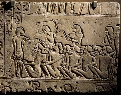 Un gruppo di prigionieri negroidi circondati da guardie armate di bastoni mentre uno scriba redige un rapporto, rilievo dalla tomba di Horemheb a Saqqara da Egyptian 18th Dynasty