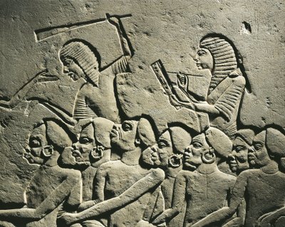 Un gruppo di prigionieri negroidi circondati da guardie armate di bastoni mentre uno scriba redige un rapporto. Rilievo dalla tomba di Horemheb a Saqqara (dettaglio) da Egyptian 18th Dynasty