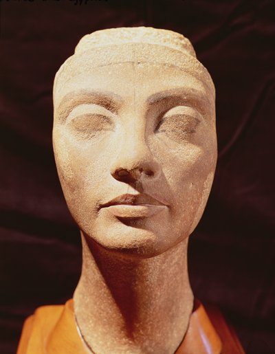 Testa reale, possibilmente di Nefertiti, da Menfi, Nuovo Regno da Egyptian 18th Dynasty