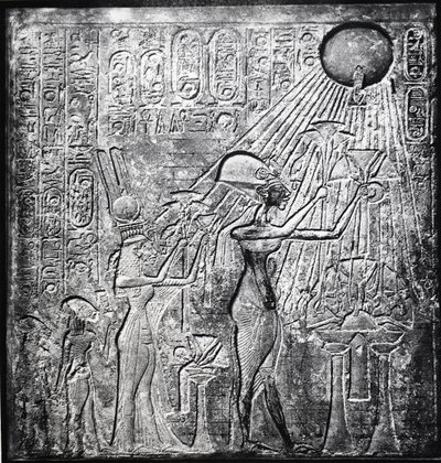 Akhenaton (Amenhotep IV) faraone eretico, regnò dal c150 a.C., qui con Nefertiti e le loro due figlie che offrono doni al Sole. Rilievo originariamente nel Tempio del Sole, Tebe. Abiti di lino da Egyptian 18th Dynasty