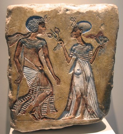 Akhenaton (regnò 1353-1336 a.C.) e Nefertiti (c1370 a.C.-c1330 a.C.) Grande Sposa Reale del faraone egiziano Akhenaton. Rilievo nel Museo Egizio dell