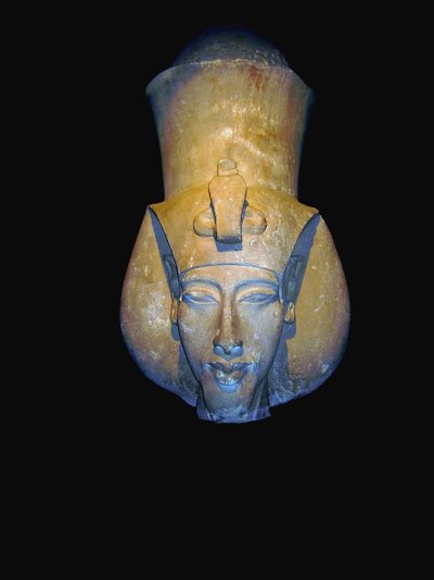 Akhenaton. Amenhotep IV (a volte dato nella sua forma greca, Amenophis IV, e che significa Amun è soddisfatto), un faraone della diciottesima dinastia d