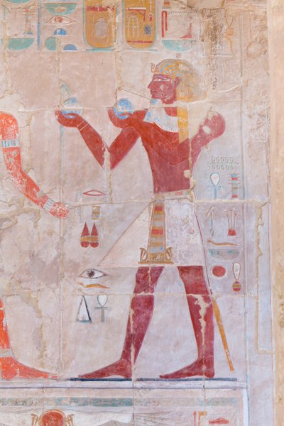 Bassorilievo raffigurante un faraone che fa offerte, tempio di Hatshepsut a Deir Al Bahari, Luxor, Egitto da Egyptian 18th Dynasty
