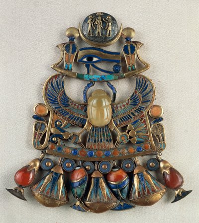 Pettorale con emblemi solari e lunari, dalla Tomba di Tutankhamon, Tebe, Egitto, Arte orafa, Civiltà egizia, Nuovo Regno, XVIII dinastia da Egyptian 18th Dynasty