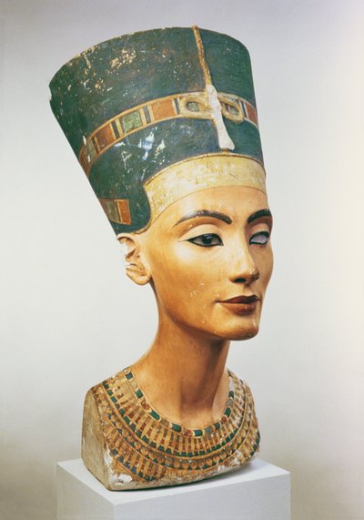 Busto della regina Nefertiti, dallo studio dello scultore Thutmose a Tell el-Amarna da Egyptian 18th Dynasty