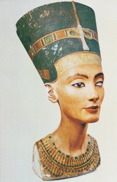 Busto della Regina Nefertiti, dallo studio dello scultore Thutmose a Tell el-Amarna da Egyptian 18th Dynasty