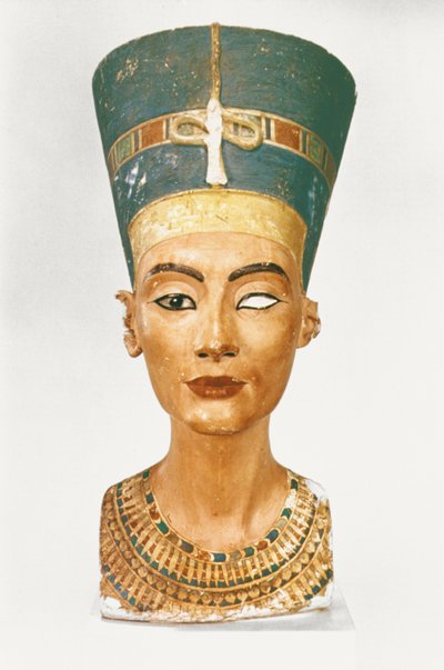 Busto della regina Nefertiti, vista frontale, dallo studio dello scultore Thutmose a Tell el-Amarna da Egyptian 18th Dynasty