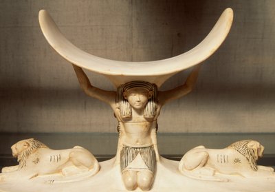 Poggiatesta in avorio scolpito sostenuto da Shu, personificazione dell