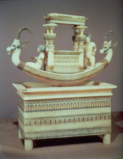 Cassa con una barca decorata con due teste di stambecco siriano e due figure femminili ritenute essere la Principessa Mutnedjmet, dalla tomba di Tutankhamon (c.1370-52 a.C.) Nuovo Regno (alabastro) da Egyptian 18th Dynasty