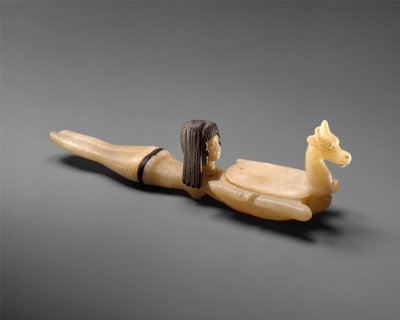 Cucchiaio cosmetico a forma di donna che nuota tenendo un piatto, c.1390-1352 a.C. da Egyptian 18th Dynasty