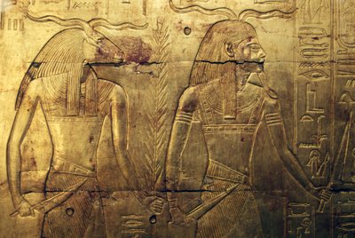 Divinità, incisione sul pannello posteriore della terza cappella funeraria coperta d