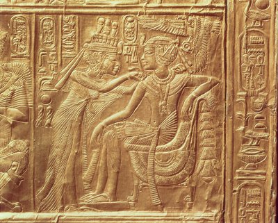 (dettaglio) dal piccolo santuario di Tutankhamon raffigurante la regina che allaccia una collana al collo del re, Nuovo Regno, c.1340 a.C. da Egyptian 18th Dynasty