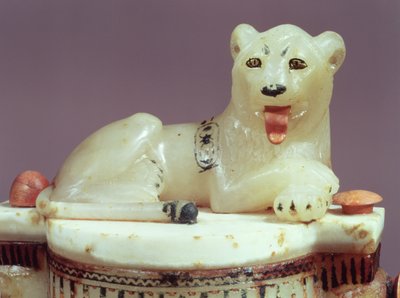 Dettaglio del coperchio di un vaso di unguento con una figura del re come leone, dalla tomba di Tutankhamon da Egyptian 18th Dynasty
