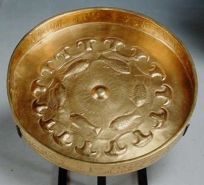 Piatto appartenente al Generale Thuty o Djehwty decorato con pesci e fiori, Nuovo Regno, c.1479-1425 da Egyptian 18th Dynasty