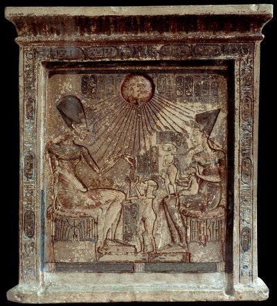 Regina egizia Nefertiti (1353-1336 a.C.), con il faraone Amenofi IV (Akhenaton o Amenhotep) (1352-1338 a.C.) e i loro figli. Bassorilievo. XVIII dinastia, Nuovo Impero. Il Cairo, Museo Egizio da Egyptian 18th Dynasty