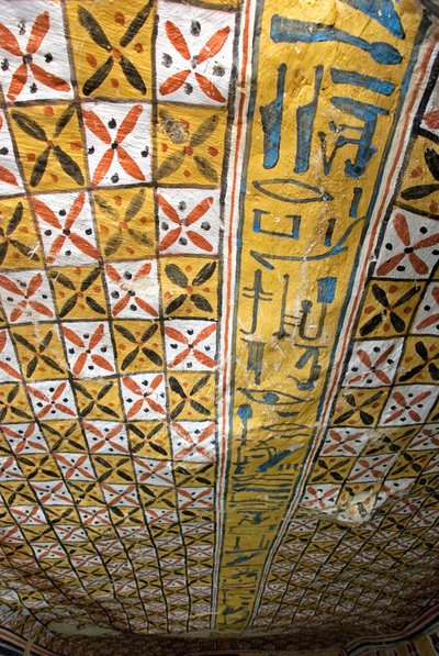 Antichità egiziana: soffitto decorato con motivi geometrici, Tomba di Roy (TT255). XVIII dinastia. Dalla riva occidentale di Luxor, Egitto da Egyptian 18th Dynasty