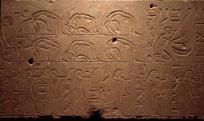 Antichità egizia: dettaglio di un affresco inciso raffigurante danzatori, contorsionisti e musicisti. Periodo della regina Hatshepsut XVIII dinastia. Luxor, Museo d
