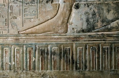 Antichità egizia: rilievo che rappresenta il piede dello scriba che lascia la tomba e il fregio del palazzo della tomba di Kha em Het (Khaemhat) ispettore dei granai e scriba alla corte di Amenofi III (TT57). XVIII dinastia. 1530-1290 a.C. Valle dei Nobili da Egyptian 18th Dynasty