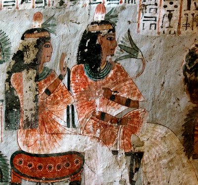 Antichità egizia: rappresentazione di Nebtawy (Nebtaoui), moglie dello scriba Roy e sua sorella. Dipinto della Tomba di Roy (TT255). XVIII dinastia. Dalla riva occidentale di Luxor, Egitto da Egyptian 18th Dynasty