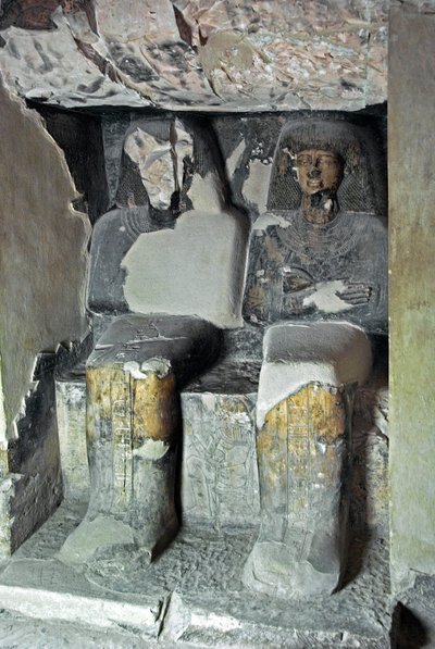 Antichità egiziane: sculture vicino alla tomba di Kha em Het (Khaemhat) ispettore dei magazzini e scriba alla corte di Amenofi III (TT57) che rappresentano lo scriba e Imhotep. XVIII dinastia. 1530-1290 a.C. Valle dei Nobili. Luxor, Riva Ovest, Egitto da Egyptian 18th Dynasty
