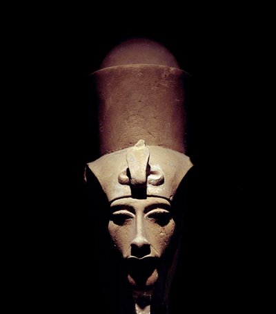 Antichità egizia: statua di Amenofi IV (Akhenaton) con la doppia corona. 1301 a.C. XVIII dinastia. Dettaglio della scultura. Dal Tempio di Amon Ra a Tebe. Museo di Luxor, Egitto da Egyptian 18th Dynasty