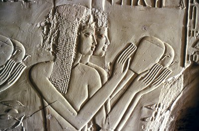 Antichità egizia: giovani ragazze che fanno offerte. Tomba di Kherouef (XVIII dinastia) da Egyptian 18th Dynasty