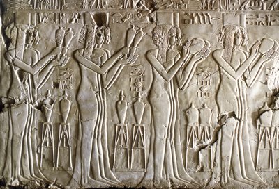 Antichità egizia: giovani ragazze che fanno offerte. Tomba di Kherouef (TT192) (XVIII dinastia) da Egyptian 18th Dynasty