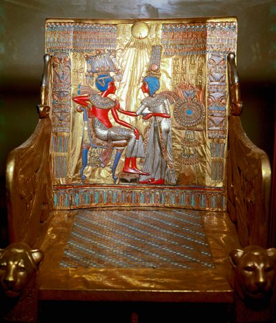 Antichità egizia: un trono in legno dorato e dipinto di Tutankhamon facente parte del tesoro del faraone. Rappresentazione della regina Ankhesenpaaton che massaggia con olio la spalla del fratello e marito Tutankhamon sotto il da Egyptian 18th Dynasty