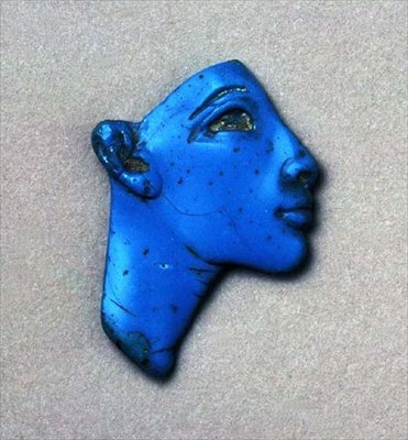 Frammento di intarsio di una testa reale, da Amarna, Nuovo Regno (turchese opaco) (dettaglio) da Egyptian 18th Dynasty