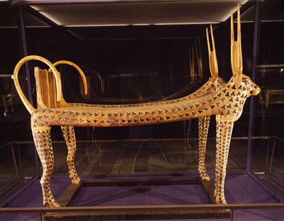 Letto funerario a forma di vacca sacra, dalla Tomba di Tutankhamon, Nuovo Regno, c.1336-1327 a.C. (legno dorato e stuccato) da Egyptian 18th Dynasty