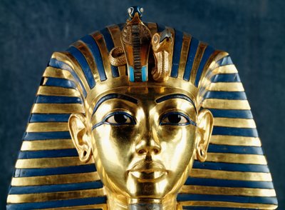 Maschera funeraria di Tutankhamon, oro battuto, ceramica e pietre semipreziose, dalla tomba del faraone, Tebe, Egitto, (dettaglio), Arte orafa, Civiltà egizia, Nuovo Regno, XVIII dinastia da Egyptian 18th Dynasty
