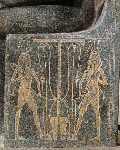 Gruppo scultoreo in granito con Horemheb che fa offerte al dio Atum, dettaglio del trono di Atum con Seth e Horus da Egyptian 18th Dynasty