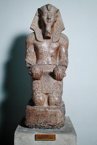 Statua inginocchiata di Amenhotep II (1427-1392 a.C.) con offerte di vino, da Tebe, Nuovo Regno (c.1450-1425 a.C.) da Egyptian 18th Dynasty