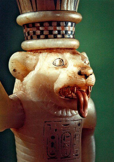 Vaso leomorfo per unguenti, dalla tomba di Tutankhamon, Nuovo Regno (alabastro) (dettaglio) da Egyptian 18th Dynasty