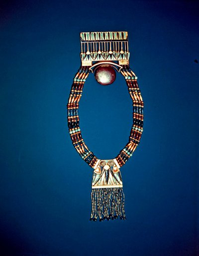 Collana con pettorale lunare, dalla tomba di Tutankhamon, Nuovo Regno da Egyptian 18th Dynasty