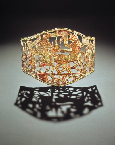 Placca traforata o fibbia che mostra il ritorno trionfale del re con prigionieri, dalla tomba di Tutankhamon da Egyptian 18th Dynasty
