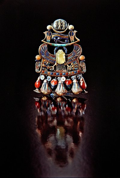 Pettorale con uno scarabeo uccello, dalla tomba di Tutankhamon, Nuovo Regno da Egyptian 18th Dynasty