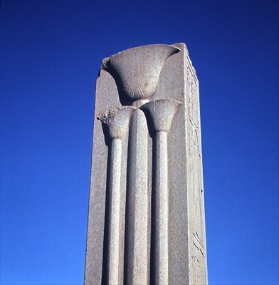 Pilastro decorato con piante di loto stilizzate, dal complesso del Grande Tempio di Amon, Nuovo Regno da Egyptian 18th Dynasty