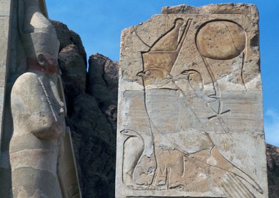 Pilastro con bassorilievo di Horus e doppia corona poggiata su uraeus, simbolo del potere reale, Tempio funerario di Hatshepsut, Deir el-Bahari, Luxor, Tebe (Patrimonio Mondiale dell