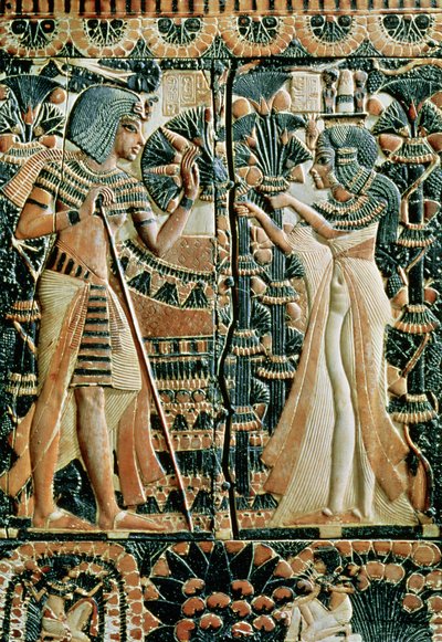 Placca dal coperchio di un cofanetto che mostra Tutankhamon (c.1370-52 a.C.) e sua moglie Ankhesenamun in un giardino, Nuovo Regno (avorio dipinto) da Egyptian 18th Dynasty