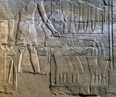 Sacerdote che supervisiona il lavoro delle donne, rilievo murale, colonnato del Tempio di Amon (Patrimonio dell