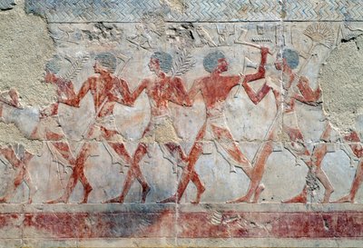 Scena di processione, parete est, corte superiore, Tempio funerario di Hatshepsut, Deir el-Bahari, necropoli tebana (Lista del Patrimonio Mondiale UNESCO) da Egyptian 18th Dynasty