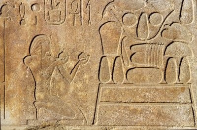 La regina Hatshepsut (c.1503-1482 a.C.) inginocchiata davanti a una tavola di offerte, Tempio di Amon, Nuovo Regno da Egyptian 18th Dynasty