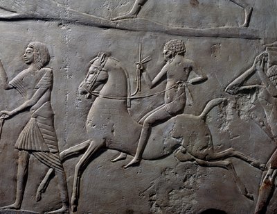 Corsa a staffetta a cavallo, dettaglio del rilievo murale che raffigura il campo militare dei soldati, calcare, dalla Tomba Memphite di Horemheb a Saqqara, Civiltà Egizia, Nuovo Regno, XVIII dinastia da Egyptian 18th Dynasty