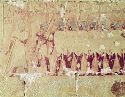 Rilievo raffigurante soldati inviati dalla regina Hatshepsut in una spedizione nella Terra di Punt per riportare ingredienti per il rituale del tempio da Egyptian 18th Dynasty