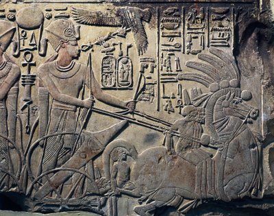 Stele di Amenhotep III che mostra il faraone che guida un carro. 1391-1353 a.C. Scultura in pietra. Cairo, Museo d